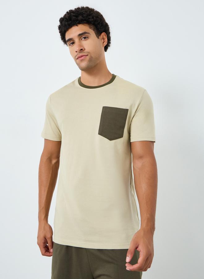 ستايلي طقم بيجاما من شورت وتيشيرت بتفاصيل جيب مُتباين - Image 2